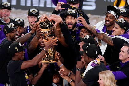 Los Angeles Lakers levantan el trofeo