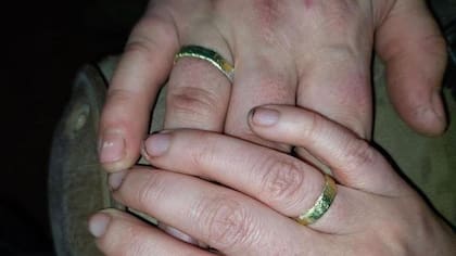 Los anillos de boda de Valeria y Andriy estaban hechos de papel de aluminio