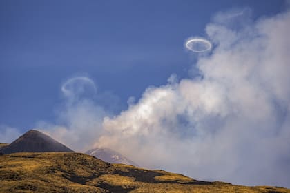 Los "anillos de humo" que salen del volcán Etna, en Sicilia. (AP/Giuseppe Di Stefano)