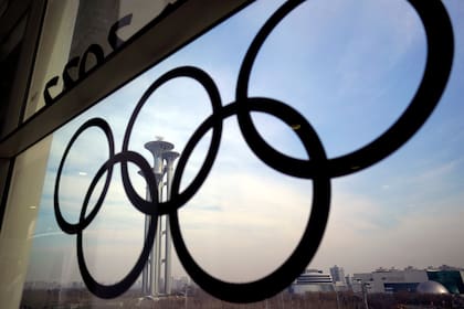 Los anillos olímpicos en el centro de prensa de los Juegos Olímpicos de Invierno en Beijing, el martes 18 de noviembre de 2022. (AP Foto/David J. Phillip)