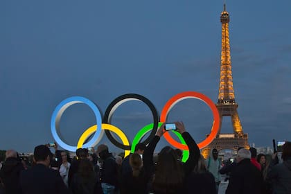 Los anillos olímpicos instalados en la plaza del Trocadero, con vistas a la Torre Eiffel, en la capital de Francia: una postal única