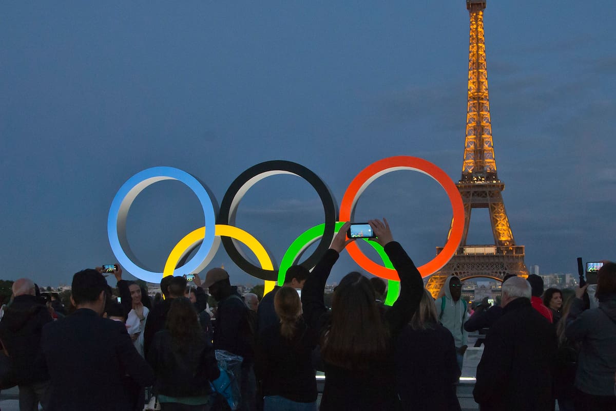Los anillos olímpicos instalados en la plaza del Trocadero, con vistas a la Torre Eiffel, en la capital de Francia: una postal única
