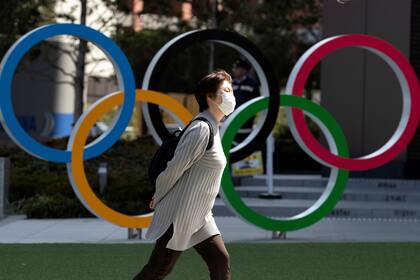 Los anillos olímpicos y los barbijos tienen por ahora una relación de coexistencia: los Juegos siguen en pie.