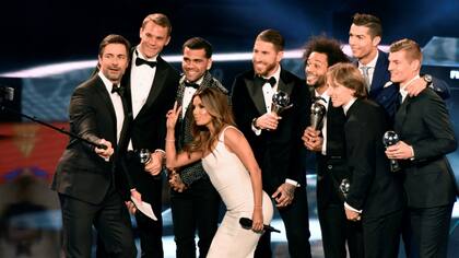 Los animadores Marco Schreyl y Eva Longoria posan con los integrantes del equipo ideal: Manuel Neuer, Dani Alves, Sergio Ramos, Marcelo, Luka Modric, Cristiano Ronaldo y Toni Kroos