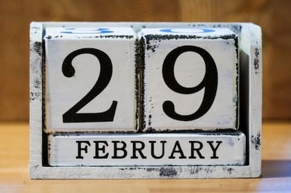 Los años bisiestos se producen cada cuatro años y cuando se produce, se le agrega un día extra a febrero porque el planeta Tierra no llega a completar su órbita alrededor del Sol en los 365 días del año.