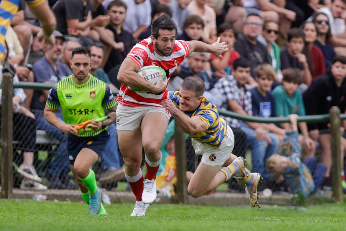 Los años no le pesan a Santiago González Iglesias, que escapa del joven Torcuato Pulido en una tarde alegre para Alumni frente a Hindú por el Top 12 de URBA.