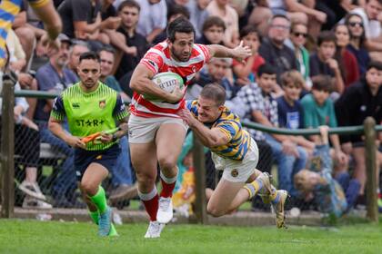 Los años no le pesan a Santiago González Iglesias, que escapa del joven Torcuato Pulido en una tarde alegre para Alumni frente a Hindú por el Top 12 de URBA.