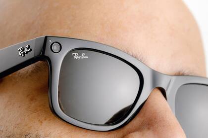 Los anteojos desarrollados por RayBan junto a Facebook