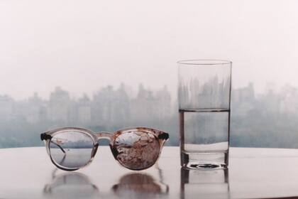 Los anteojos ensangrentados de John, en una foto tomada un año después del crimen y que fue la tapa del disco de Yoko Season of Glass