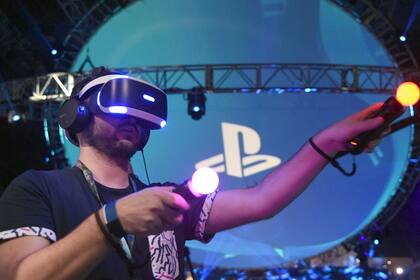 Los anteojos PlayStation VR usan el poder gráfico de la PS4, y sus mandos Move, para la interacción con el mundo virtual