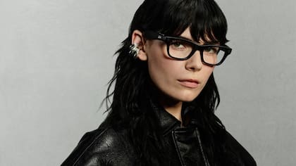 Los anteojos Ray-ban Meta tienen un aspecto convencional, pero llevan una cámara en la montura con la que pueden tomar fotos y grabar videos
