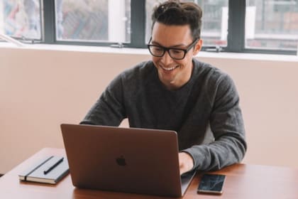 Los anteojos Specs inteligentes cuentan con una cámara integrada en su marco que, mediante un sistema de aprendizaje automático, identifica lo que el usuario está mirando