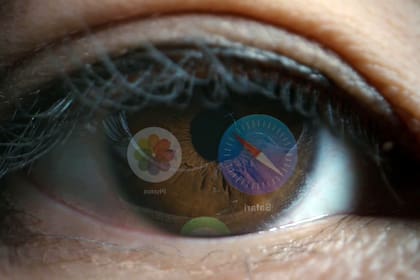 Los anteojos Vision Pro tienen un sistema que determina a qué están mirando los ojos para facilitar la interacción con los objetos digitales dentro del entorno virtual