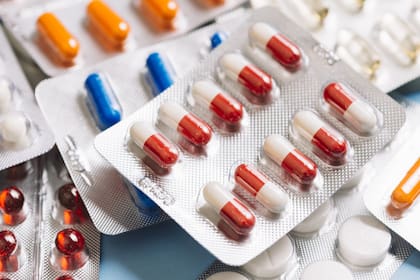 Los antibióticos pueden producir efectos adversos, en ese caso hay que consultar con el profesional de la salud para modificar la medicación o detener el tratamiento