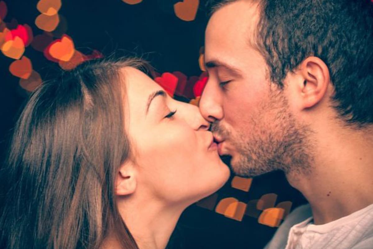 Los antropólogos evolutivos creen que el beso en los labios evolucionó para evaluar la idoneidad de una pareja potencial, a través de señales químicas comunicadas por la saliva o el aliento