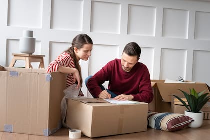 Los anuncios que ofrecen áreas para mascotas, espacios de coworking o eventos comunitarios como happy hours generan mayor interés entre los inquilinos que el lujo tradicional (Archivo)