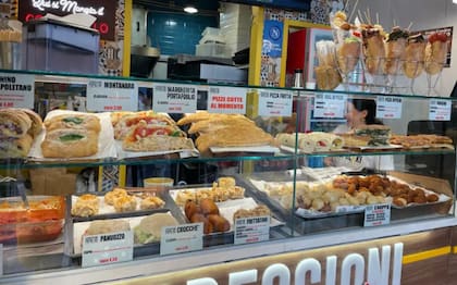 Los aperitivos ultraprocesados llenan los estantes de un puesto de comida en Nápoles