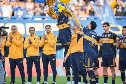 Los aplausos y la emoción de Leandro Paredes y Claudio Úbeda, al momento de lanzar al cielo la camiseta en homenaje a Miguel Angel Russo tras su fallecimiento; la Bombonera vibró