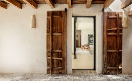 Los apliques de pared exteriores se hicieron con tejas recuperadas.