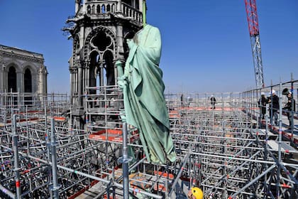 El 11 de abril los apóstoles fueron removidos para su restauración