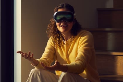 Los Apple Vision Pro tienen una pantalla externa que muestra los ojos de la persona que los está usando, capturados por una cámara interna
