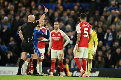 Los árbitros de la Premier League están agrupados en la Professional Game Match Official Limited, que aglutina cerca de 500 jueces: 20 de ellos integran el Select Group One y son quienes dirigen los partidos top