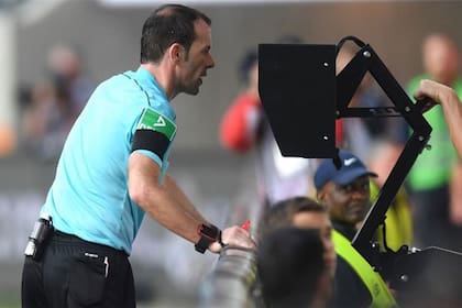 Los árbitros son los únicos que pueden solicitar el VAR