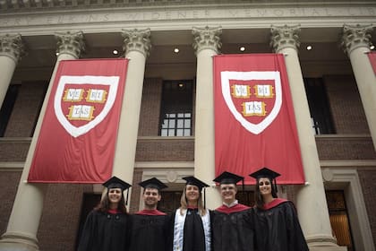 Los argentinos Alfonsina Bagnarelli, Ignacio Lafuente, María Mercedes Sidders, Martín J. Quiroga Barrera Oro y Soledad Patiño recibieron sus diplomas de Harvard en las últimas semanas