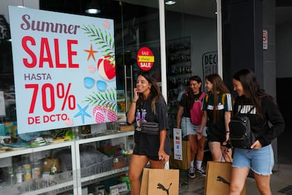 Los argentinos aprovechan para viajar a Chile y hacer compras