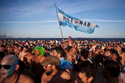 Los argentinos coparon las playas de Río de Janeiro para festejar el pase a Semifinales de Brasil 2014
