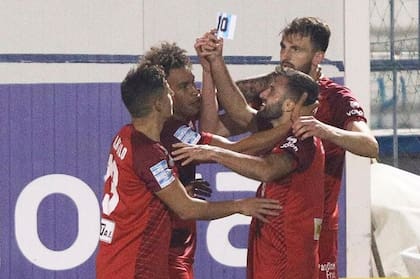 Los argentinos de Volos homenajearon a Maradona en un partido de la Superliga de Grecia.