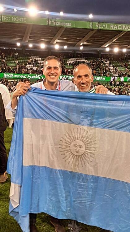 Los argentinos del Racing de Santander: Pablo Ruiz, director de Marketing, y Sebastián Ceria, propietario, en pleno festejo por el ansiado ascenso