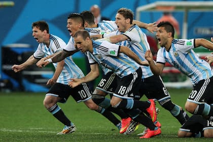 Los argentinos festejan el pase a la final del Mundial Brasil 2014 sobre Países Bajos, pero aquel éxito, por penales, no cortó la seguidilla de no derrotar a grandes europeos en partidos de playoffs desde 1986.