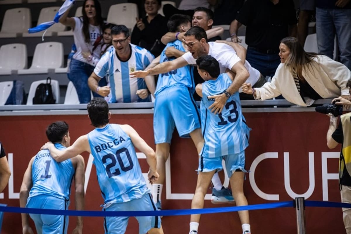 Los argentinos festejan eufóricos tras el 87-85 sobre Brasil después de estar 20 puntos arriba en el Mundial Sub 19 de básquetbol, en Hungría.