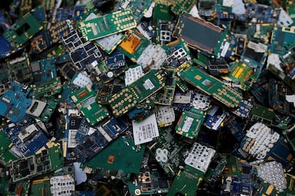 Los argentinos generan unos 8,7 kilos de equipos electrónicos en desuso, de acuerdo al reporte elaborado por la Asociación GSMA y el BID con datos de la Universidad Naciones Unidas