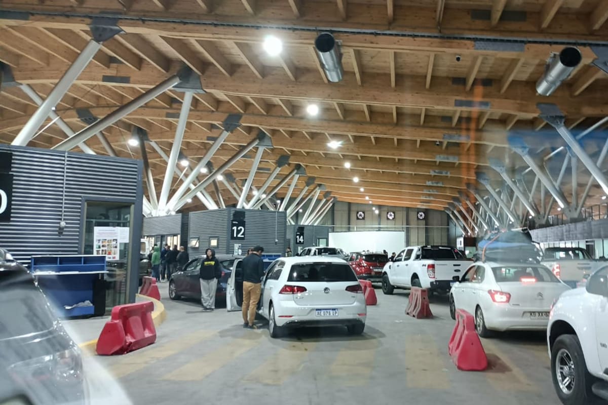 Los argentinos hacen largas filas en la Aduana para ingresar en Chile desde Mendoza
