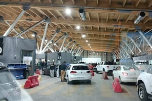 Los argentinos hacen largas filas en la Aduana para ingresar en Chile desde Mendoza