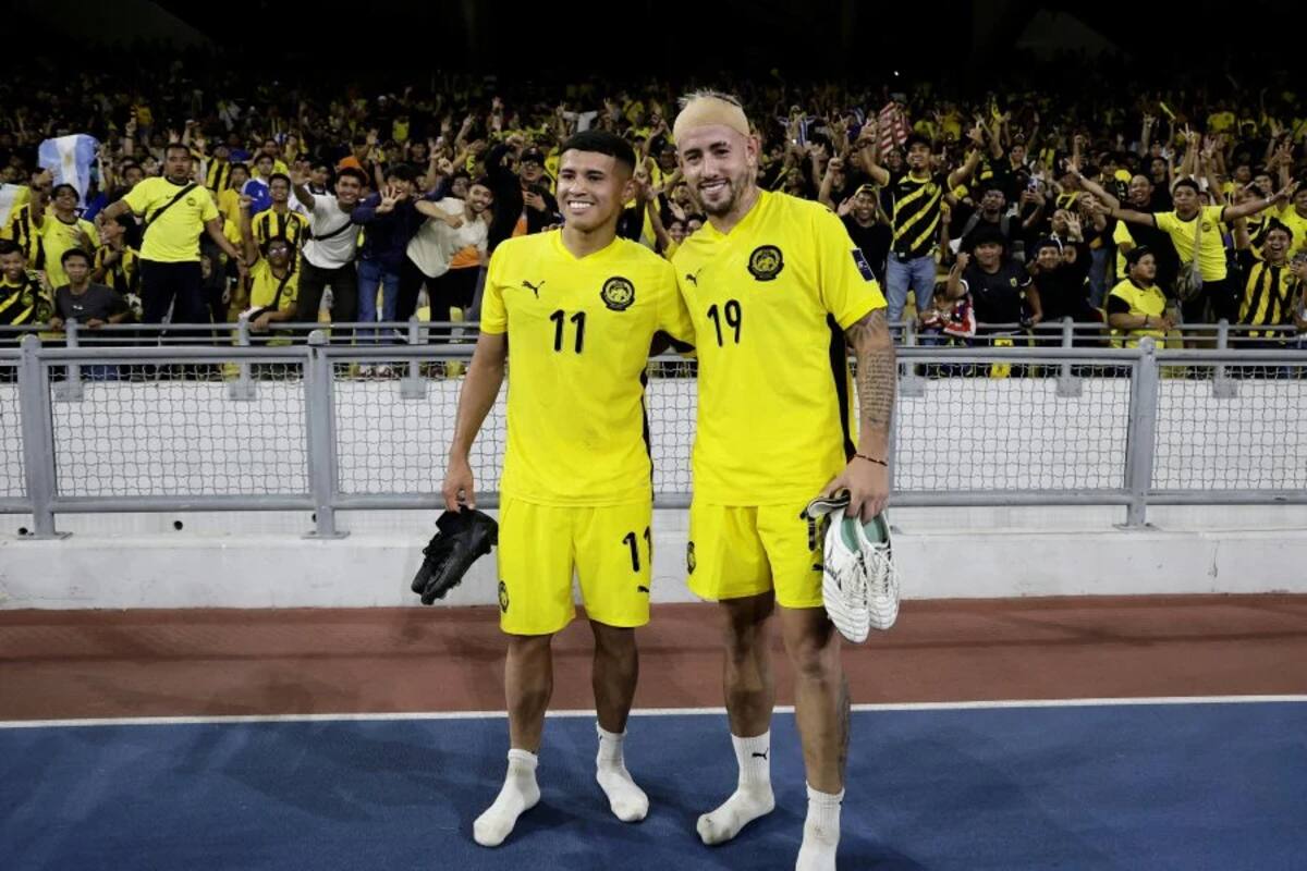 Los argentinos Imanol Machuca y Rodrigo Holgado, con la camiseta de la selección de Malasia, luego del partido ante Vietnam, observado por la FIFA