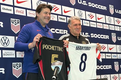Los argentinos Mauricio Pochettino, DT de EE.UU., y Tata Martino, entrenador del Atlanta United, en marzo pasado en el centro de entrenamiento de la selección local en Marietta, Georgia