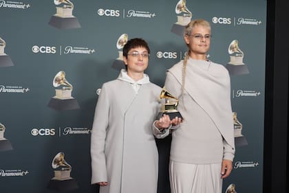 Los argentinos Paco Amoroso y Ca7riel ganaron un premio en los Grammys 2026 (Photo by Richard Shotwell/Invision/AP)