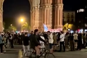Banderazo en Barcelona y recital de los Fundamentalistas en la desedida del Inio Solaridp