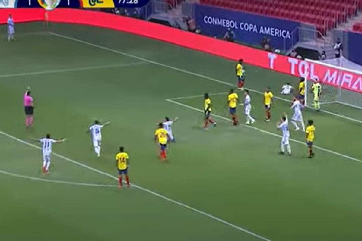 Los argentinos protestan por el agarrón a Otamendi en el centro del área; el VAR buscó penal por una mano en el primer palo que no existió