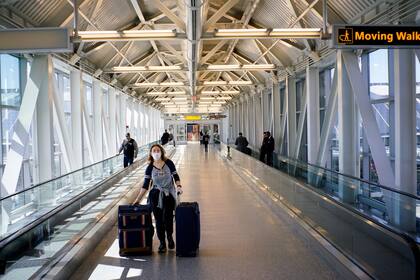 Los argentinos que abandonan el país durante el cierre de fronteras deben firmar un declaración jurada en la que renuncian a exigirle al Gobierno que lo asista en el regreso al país