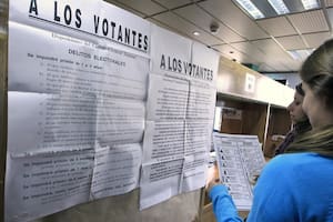Los argentinos que se encuentran en el exterior se acercan a las embajadas para poder emitir su voto