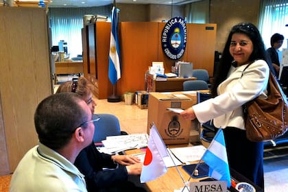 Los argentinos que se encuentran en el exterior se acercan a las embajadas para poder emitir su voto