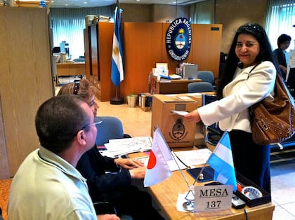 Los argentinos que se encuentran en el exterior deben acercarse a las embajadas para poder emitir su voto