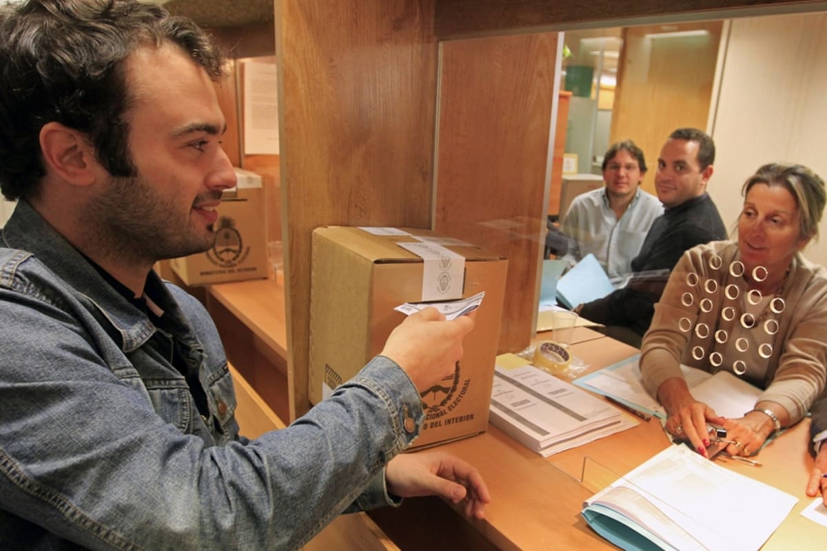 Los argentinos que se encuentran en el exterior se acercan a las embajadas para poder emitir su voto