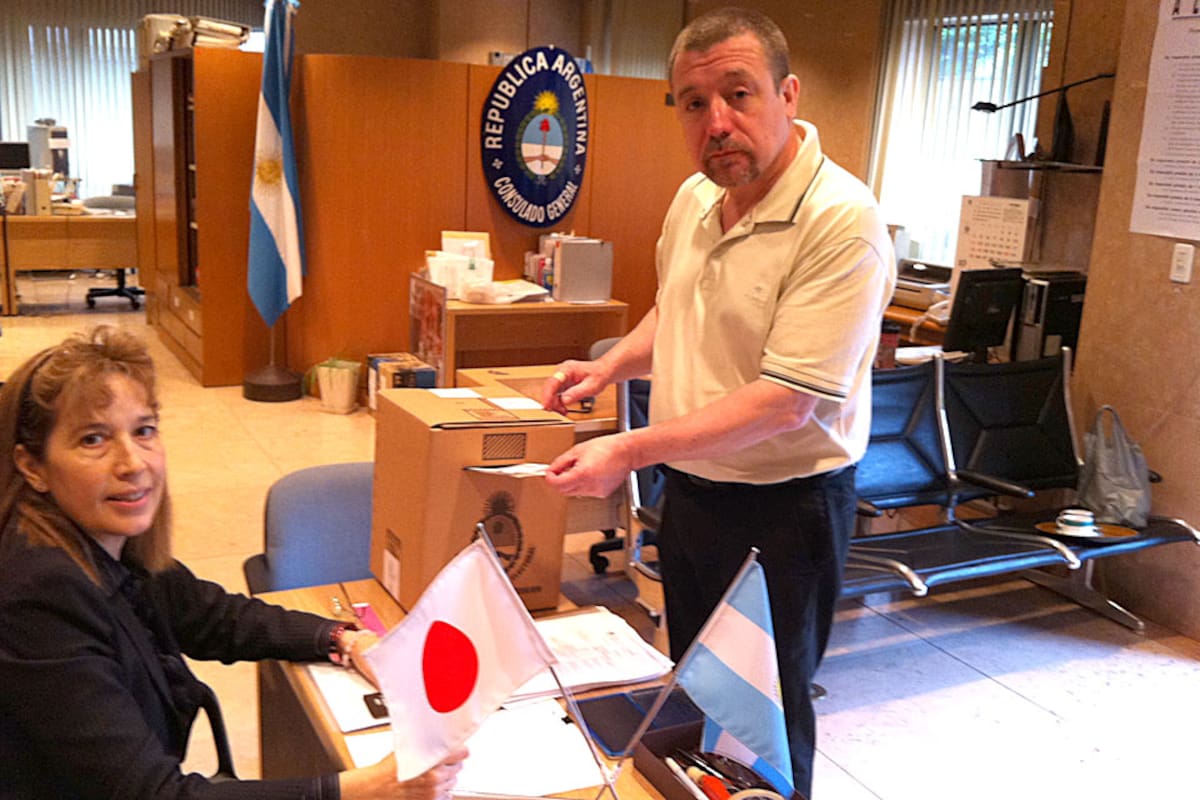 Los argentinos que se encuentran en el exterior se acercan a las embajadas para poder emitir su voto