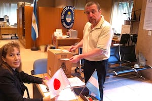 Los argentinos que se encuentran en el exterior se acercan a las embajadas para poder emitir su voto