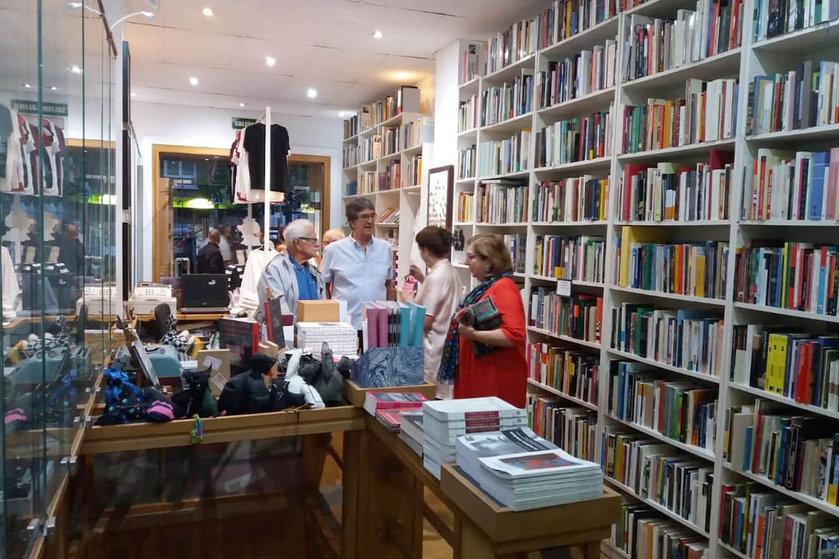 Los argentinos que triunfan con una librería museo en Madrid